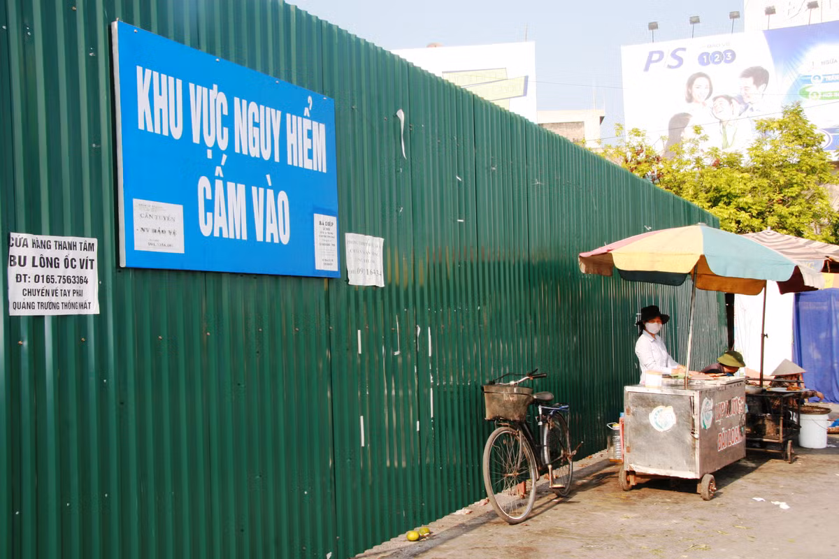 Dù có biển báo "Khu vực nguy hiểm" nhưng người dân vẫn phải kinh doanh ngay cạnh đó
