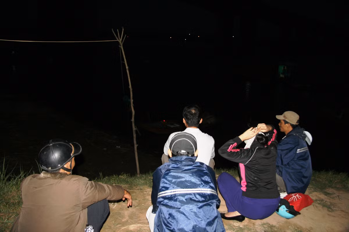 Người nhà nạn nhân đau đau nhìn xuống dòng sông