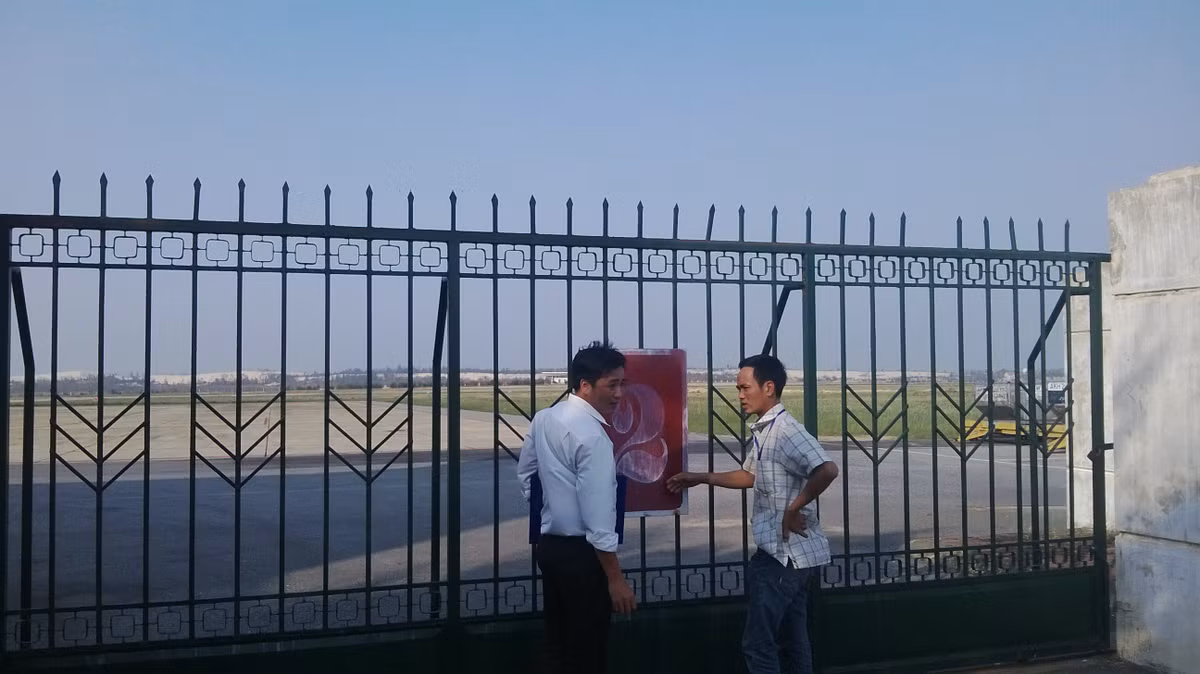 Sau khi linh cữu Đại tướng được xe rước qua cửa sân bay...
