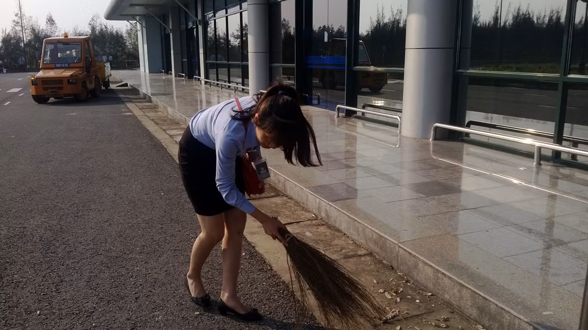 Nhân viên sân bay dọn vệ sinh...