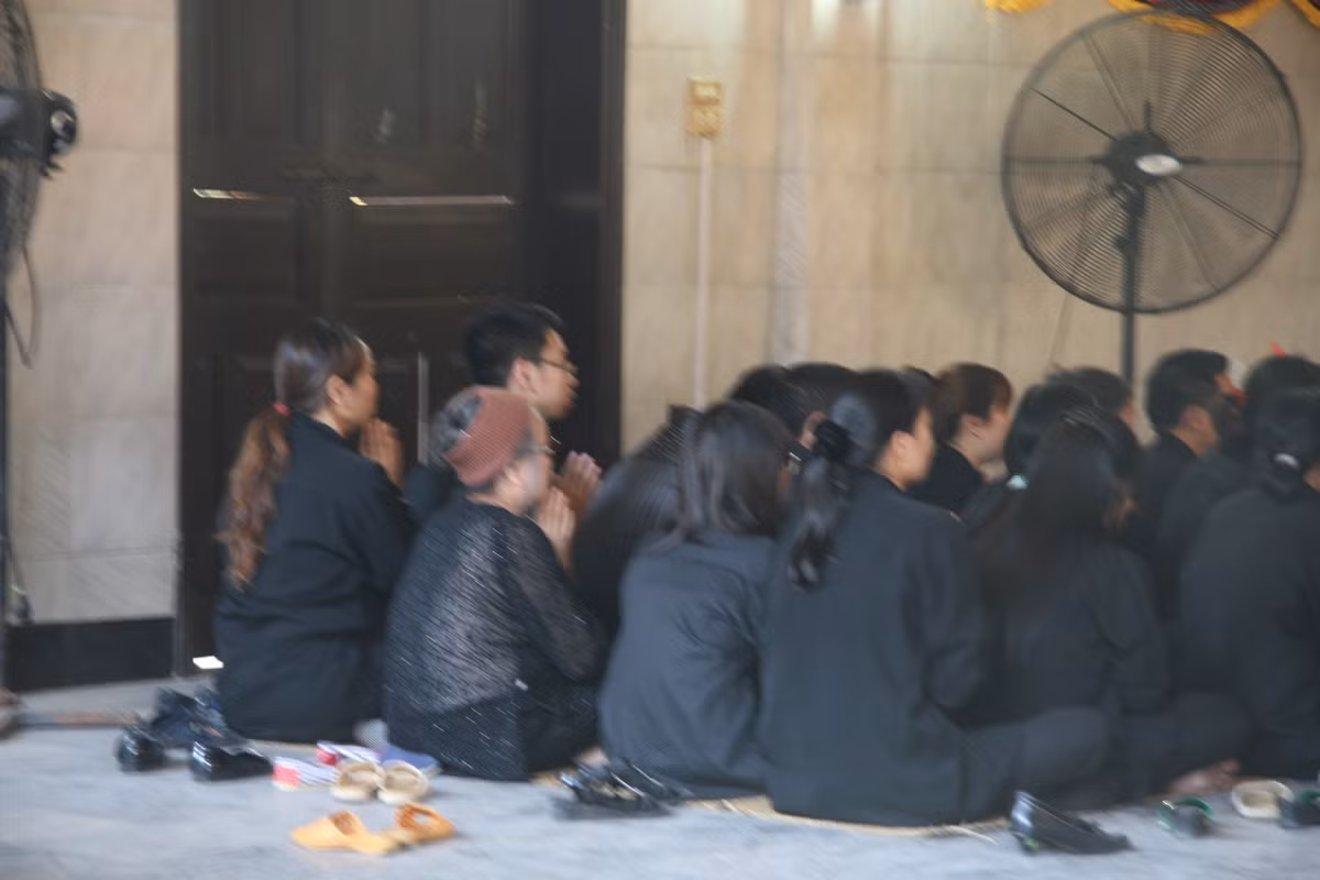 Người nhà nạn nhân khóc cạn khô dòng nước mắt.