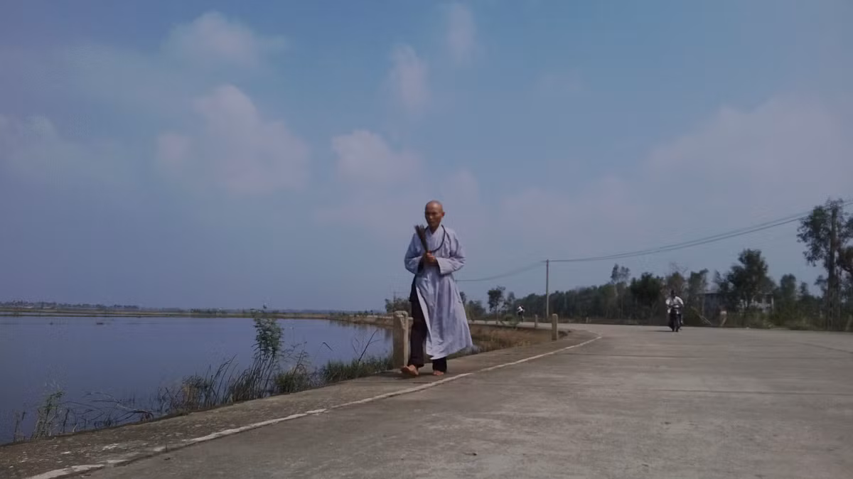 Sáng mưa tầm tã, trưa trời nắng gay gắt. Giữa tiết trời ấy, một nhà tu hành lặng lẽ bước chân trần trên con đường nóng rát, trên tay cầm một bó nhan, đầu lúc nào cũng cúi xuống... Sáng mưa tầm tã, trưa trời nắng gay gắt. Giữa tiết trời ấy, một nhà tu hành lặng lẽ bước chân trần trên con đường nóng rát, trên tay cầm một bó nhan, đầu lúc nào cũng cúi xuống...