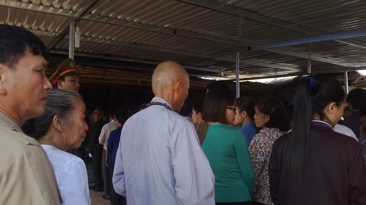 Cúi đầu bước từng bước chậm rãi, ông lặng lẽ hòa mình vào dòng người đến viếng Đại tướng. Cúi đầu bước từng bước chậm rãi, ông lặng lẽ hòa mình vào dòng người đến viếng Đại tướng.