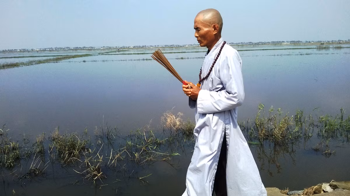 Nhà tu cho biết, ông là Lê Thanh Dũng, tên tu hành là Nguyên Chí, quê tại làng Mai Hạ, xã Xuân Thủy, Lệ Thủy, Quảng Bình. Trước từng theo học tại chùa Thiên Mụ ở Thừa Thiên Huế. Nhà tu cho biết, ông là Lê Thanh Dũng, tên tu hành là Nguyên Chí, quê tại làng Mai Hạ, xã Xuân Thủy, Lệ Thủy, Quảng Bình. Trước từng theo học tại chùa Thiên Mụ ở Thừa Thiên Huế.