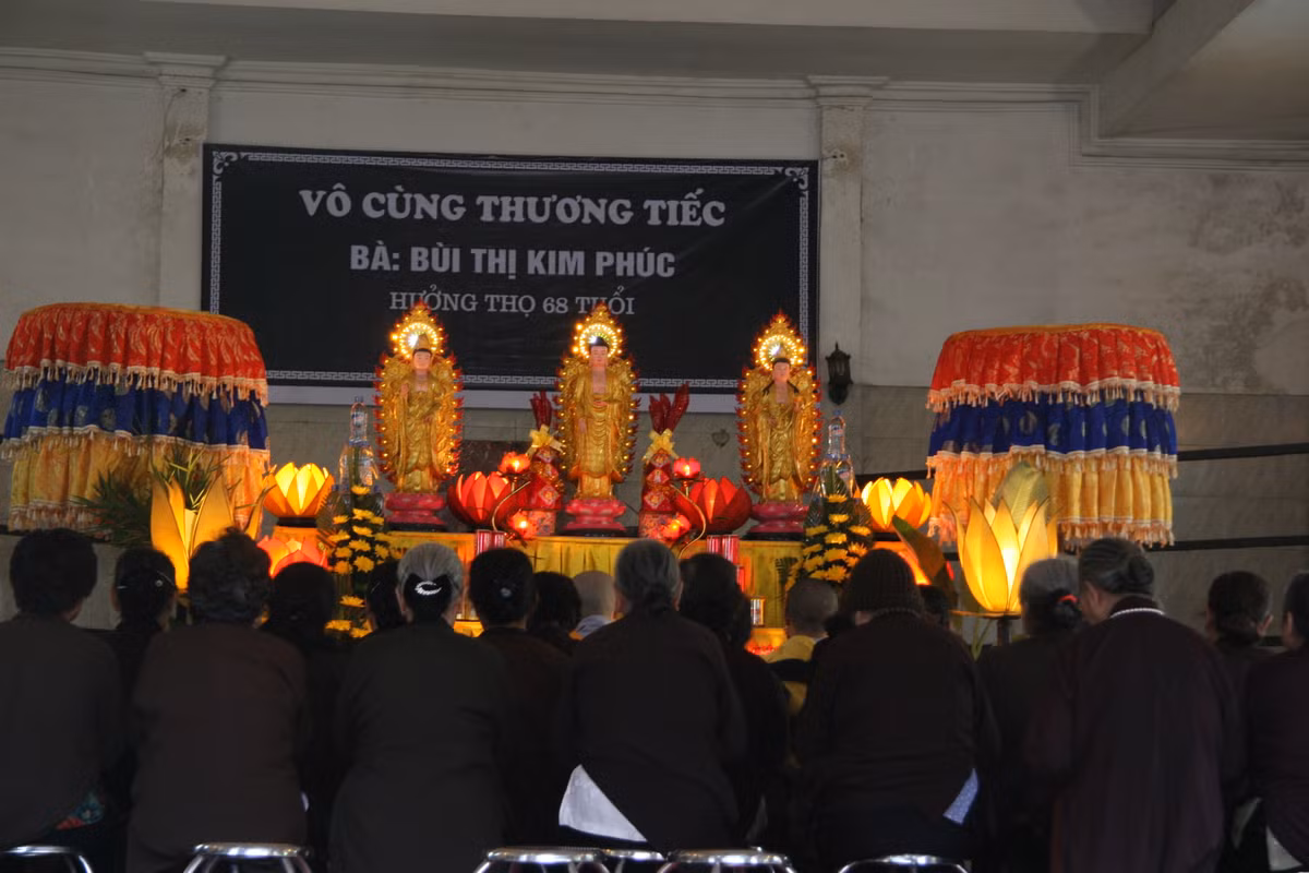 Đẫm nước mắt đám tang các nạn nhân.