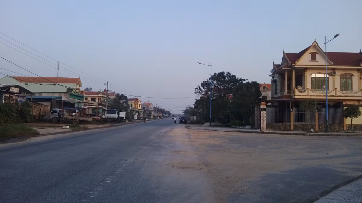 Ngã 3 Đường dẫn từ sân bay tiếp giáp quốc lộ 1A và từ đây, phải dịch chuyển 50 km thì đến huyện Quảng Trạch (tỉnh Quảng Bình).