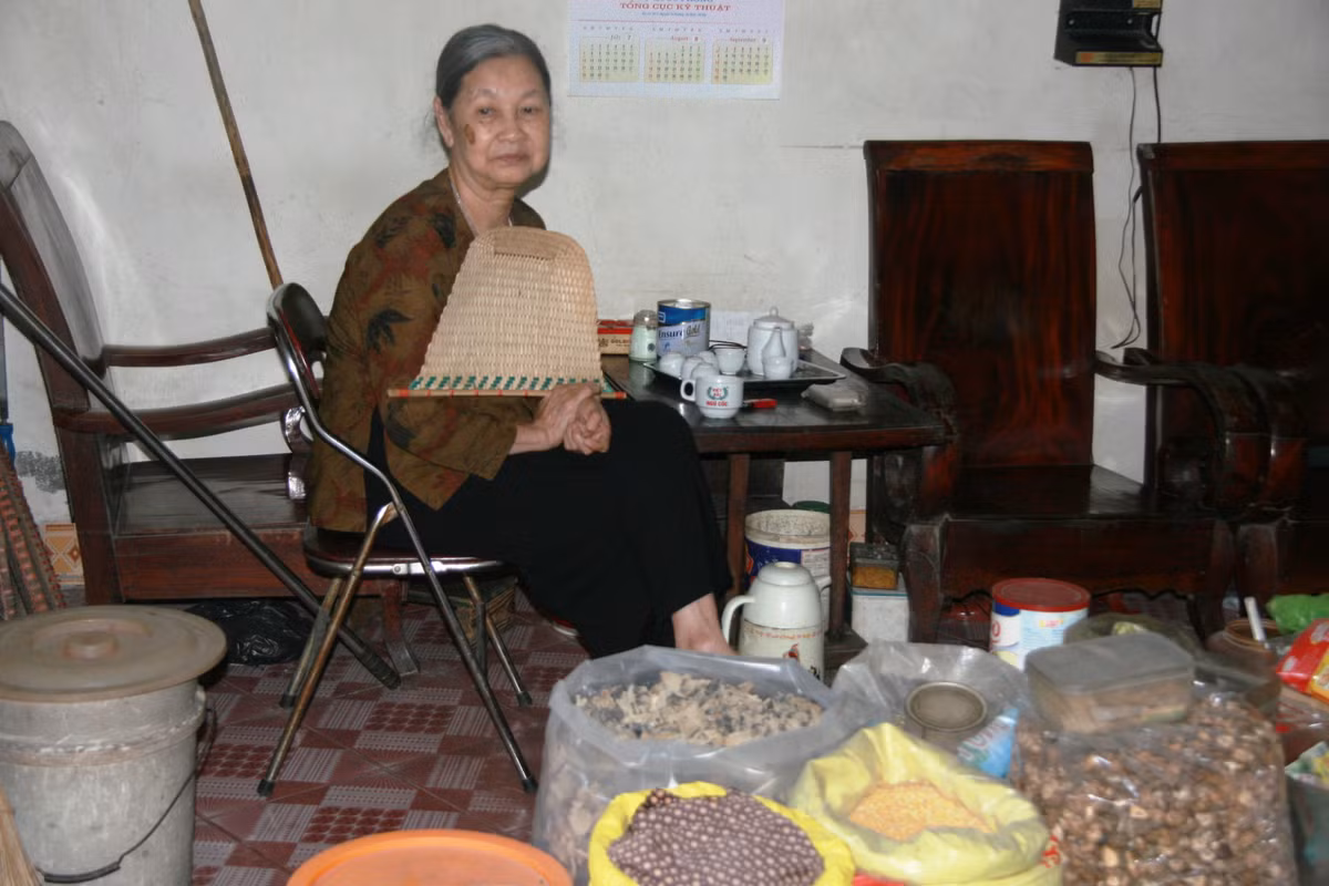 Bà Vũ Thị Thuấn, hộ dân trên phố Mạc Thị Bưởi cho biết: "Dù biết là tòa nhà TTTM có thể sập nhưng vẫn phải về mở quán kinh doanh. Không chỉ có nỗi lo nguy hiểm đến tính mạng, tôi còn lo tình trạng không có khách mua hàng, cứ thế này thì có ngày chết đói"