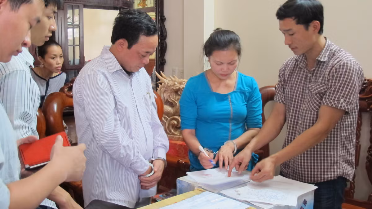 Năm 1996, hai đối tượng Nguyễn Văn Thúy và Mẫn Thị Duyên cũng đã bị công an tỉnh Bắc Ninh bắt vì tội lừa đảo, chiếm dụng tài sản và tàng trữ vũ khí quân dụng. Năm 2005, sau khi ra tù, vợ chồng Thúy, Duyên tiếp tục hành nghề tìm mồ mả và bắt đầu nhận tìm mộ liệt sĩ.