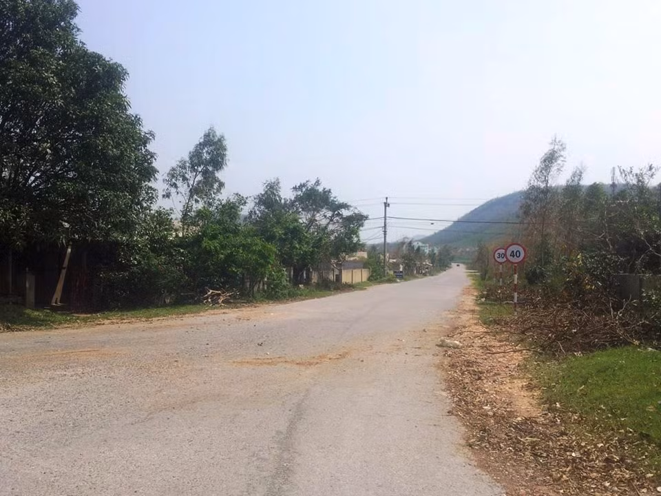 Càng đến khu vực an nghỉ của Đại tướng thì đường càng hẹp hơn.