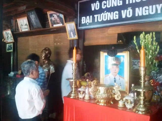 Người dân viếng Đại tướng tại nhà tưởng niệm ở Lệ Thủy (Quảng Bình)