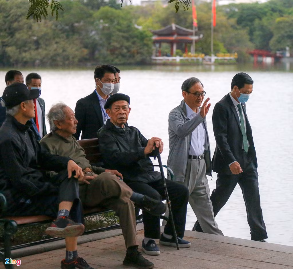 Trước đó vào chiều 16/9, Quốc hội Nhật Bản đã tổ chức phiên họp bất thường để bỏ phiếu bầu ông Suga làm người kế nhiệm Thủ tướng Shinzo Abe. Ông Suga nhận được 314/465 phiếu ủng hộ tại Hạ viện; tại Thượng viện, tỷ lệ ủng hộ ông là 142/245.