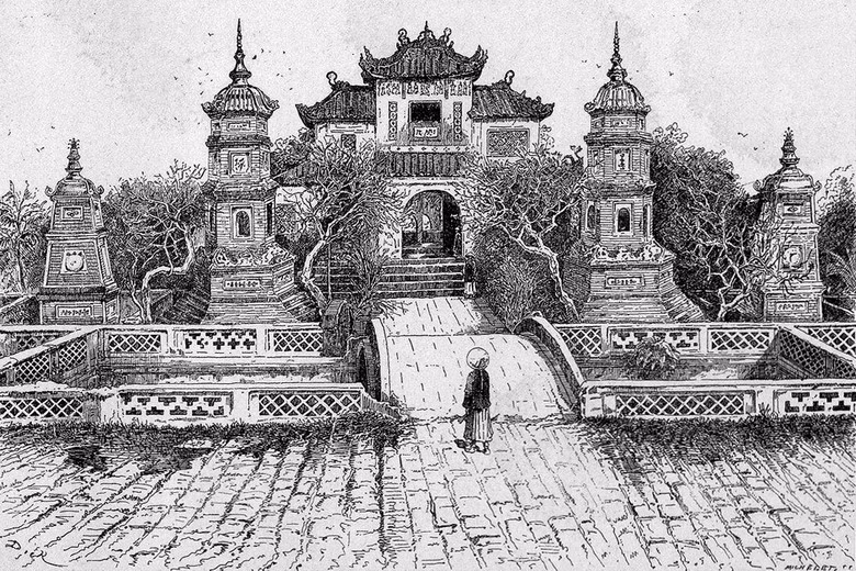 Ngoài tên gọi chính thức, chùa Báo Ân còn có nhiều tên gọi khác như chùa Liên Trì (ao sen) vì nhà chính của chùa được bao bởi một hồ tròn đầy sen, chùa Nguyễn Đăng Giai – tên vị tổng đốc cho xây chùa, chùa Quan Thượng – chỉ hàm Thượng thư của quan Tổng đốc. Người Pháp thì gọi đây là chùa Khổ Hình (Pagode des Supplices) vì thấy ở chùa có hai bức ván vách chạm nổi cảnh hàng loạt khổ hình dành cho những kẻ có tội phải chịu ở thế giới bên kia (Cảnh Thập điện Diêm vương). Tranh vẽ lại từ ảnh của bác sĩ Hocquard, 1888.