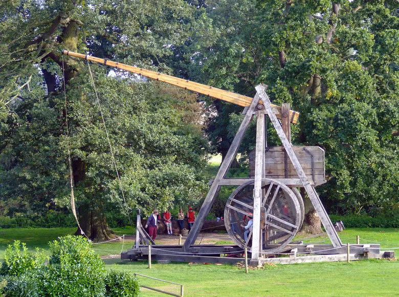 Ngày nay, nhiều mô hình Trebuchet đã được dựng lại, từ những mô hình nhỏ được chế tạo dành cho khoa học trong nhà trường cho đến mô hình có kích cỡ và khả năng hoạt động như thật đặt tại các di tích lịch sử. Chiếc Trebuchet lớn nhất thế giới hiện tại đặt ở pháo đài Warwick (Anh). Chiếc máy này được làm năm 2005, cao 18m, nặng 22 tấn, có khả năng ném được đạn nặng 150kg, tầm bắn tối đa khoảng 300m.