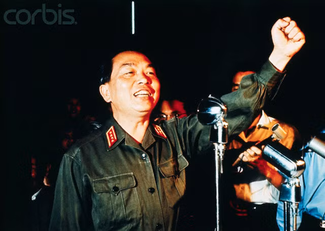 Một trong những bức ảnh nổi tiếng nhất về Đại tướng Võ Nguyên Giáp, khi ông đang thể hiện niềm tin chiến thắng. Bức ảnh do phóng viên ảnh Bettman chụp ở Hà Nội ngày 29/5/1969.