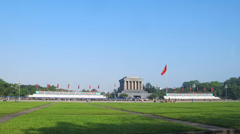 Quảng trường Ba Đình, Hà Nội là nơi Chủ tịch Hồ Chí Minh đã đọc bản Tuyên ngôn độc lập khai sinh ra nước Việt Nam Dân chủ Cộng hòa, ngày 2/9/1945, sau sự toàn thắng của cuộc Cách mạng Tháng Tám.