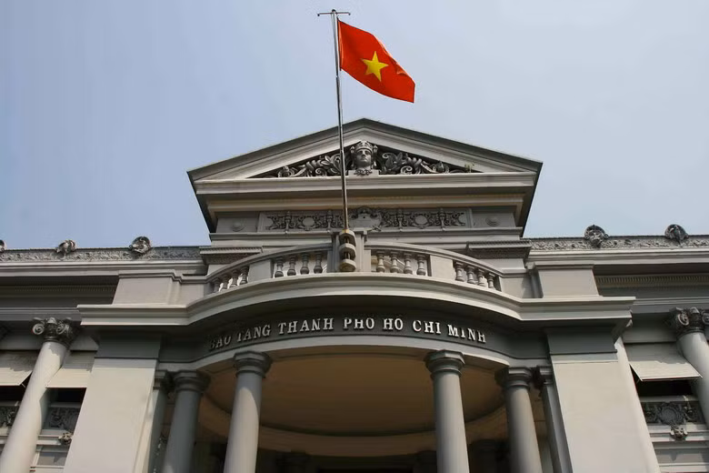 Khi cuộc cách mạng bùng nổ ở Sài Gòn ngày 24/8/1945, dinh Khâm sai (nay là Bảo tàng Thành phố) là nơi đầu tiên ở thành phố cờ đỏ sao vàng được kéo lên, tung bay trong niềm tin thắng lợi.