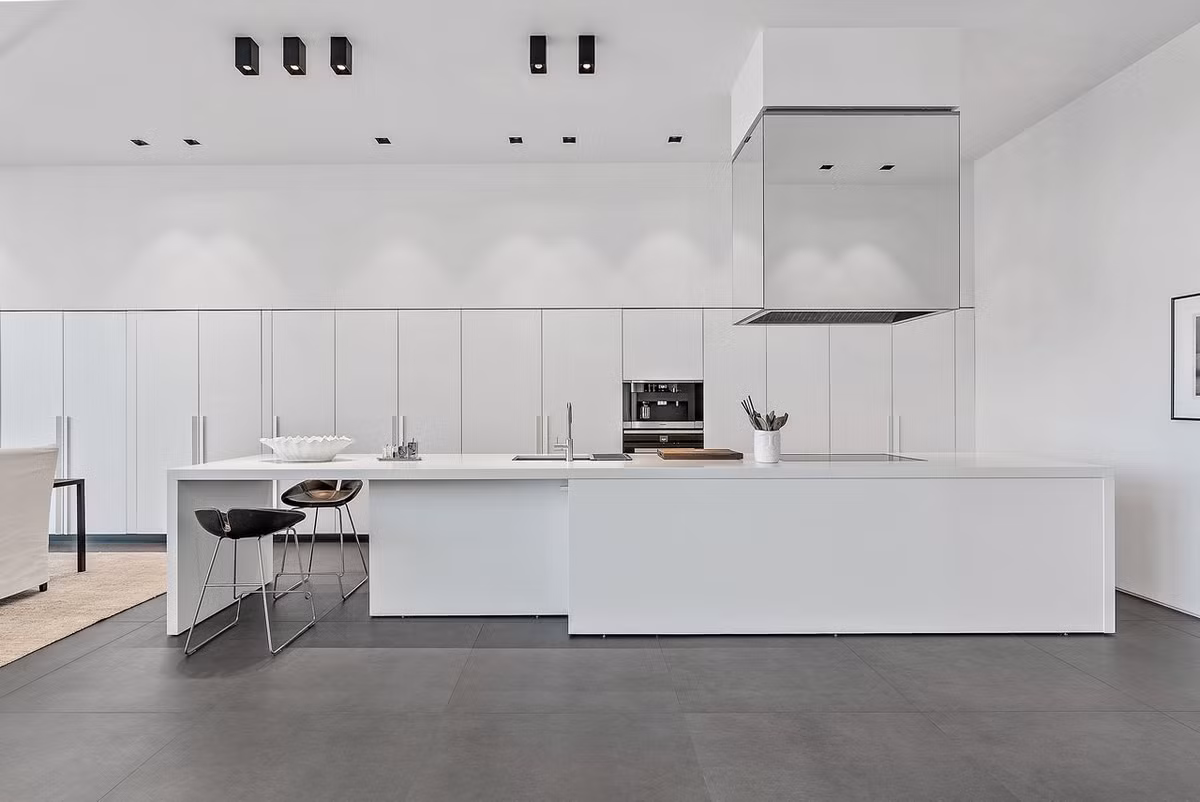 Căn dinh thự rộng hơn 566 m2 với ngôn ngữ thiết kế là tổng hòa của sự tối giản và tinh tế. Phần nội ngoại thất của nơi đây đều mang tông màu sáng. Điều này làm cho căn nhà trở nên trang nhã và sang trọng hơn.