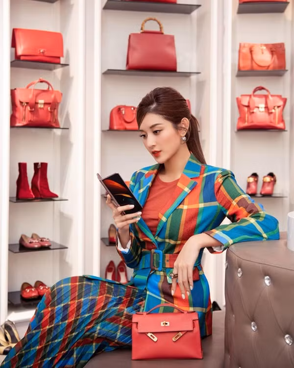 Á hậu Huyền My sang chảnh trong không gian chứa bộ sưu tập giày và túi xách hàng hiệu.