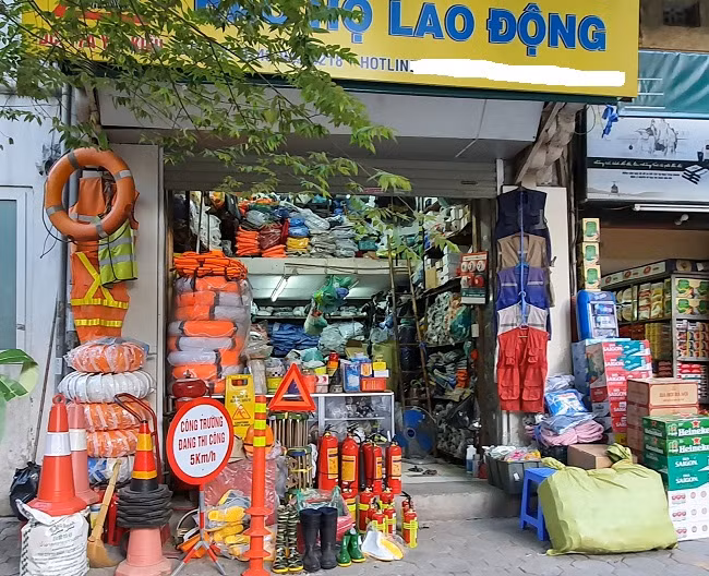 Mat hang bat ngo chay hang co so san xuat lam viec xuyen dem