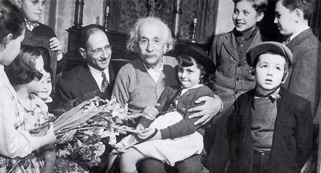 Einstein gui con gai: Cau chuyen dep chi la dieu hu cau?