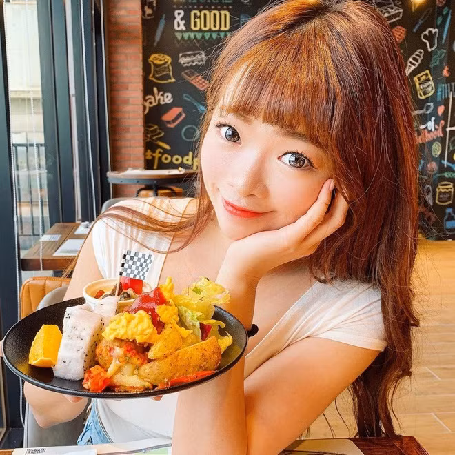 Bên cạnh công việc chính, Chuyi còn là vlogger về du lịch, ẩm thực và thời trang. Cô thường xuyên chia sẻ về những chuyến đi của mình qua kênh cá nhân và hút lượng người theo dõi lớn.