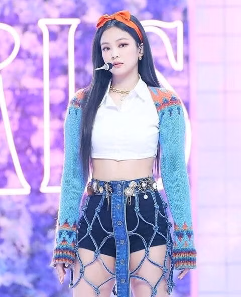 Stylist chuyên “cắt xén” đồ hiệu của BLACKPINK - Hình 12 Stylist chuyen “cat xen” do hieu cua BLACKPINK-Hinh-12