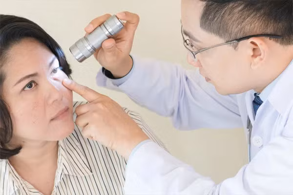 Bo qua nhung bieu hien nay cua mat lau dai se gay hai