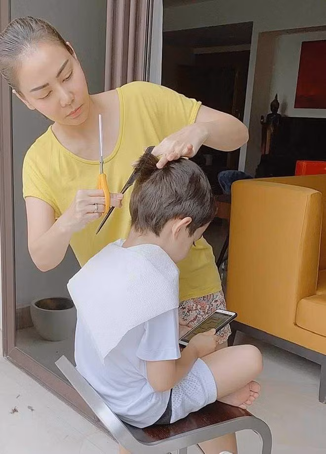 Buc anh be 'Gau' quy tu nha Thu Minh lo dien gan tron ve-Hinh-6