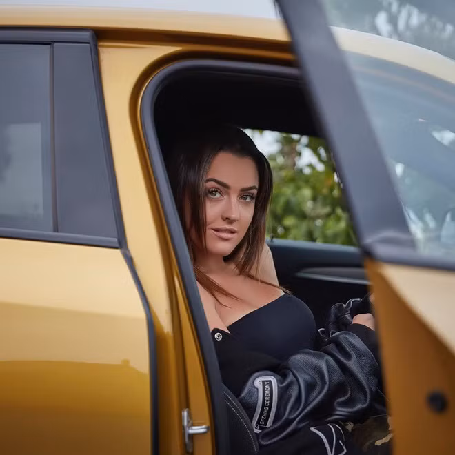 Trong các video của mình, Becky luôn giải thích ưu và nhược điểm của từng loại siêu xe khác nhau. Nhờ đó, cô có tới 90% người hâm mộ là nam giới. Những video của cô đều thu hút lượng tương tác “khủng”.