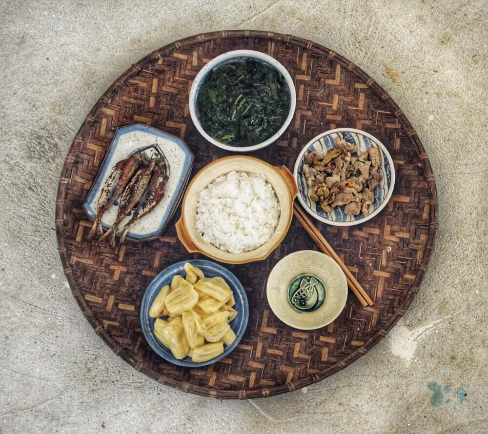 Bữa cơm đúng hiệu "cơm nhà mình" với thịt rang cháy cạnh, cá khô chiên vàng, canh mùng tơi và mít chín cuối vụ. Vì "của nhà trồng được" nên khi cô mang chế biến đều tươi ngon mà sạch. Ngoan bày tỏ: "Ở một mình nhưng mình vẫn nấu ăn tươm tất chứ không phải cho có đâu. Bởi với mình nấu ăn không phải nghĩa vụ mà như một niềm vui, sở thích".