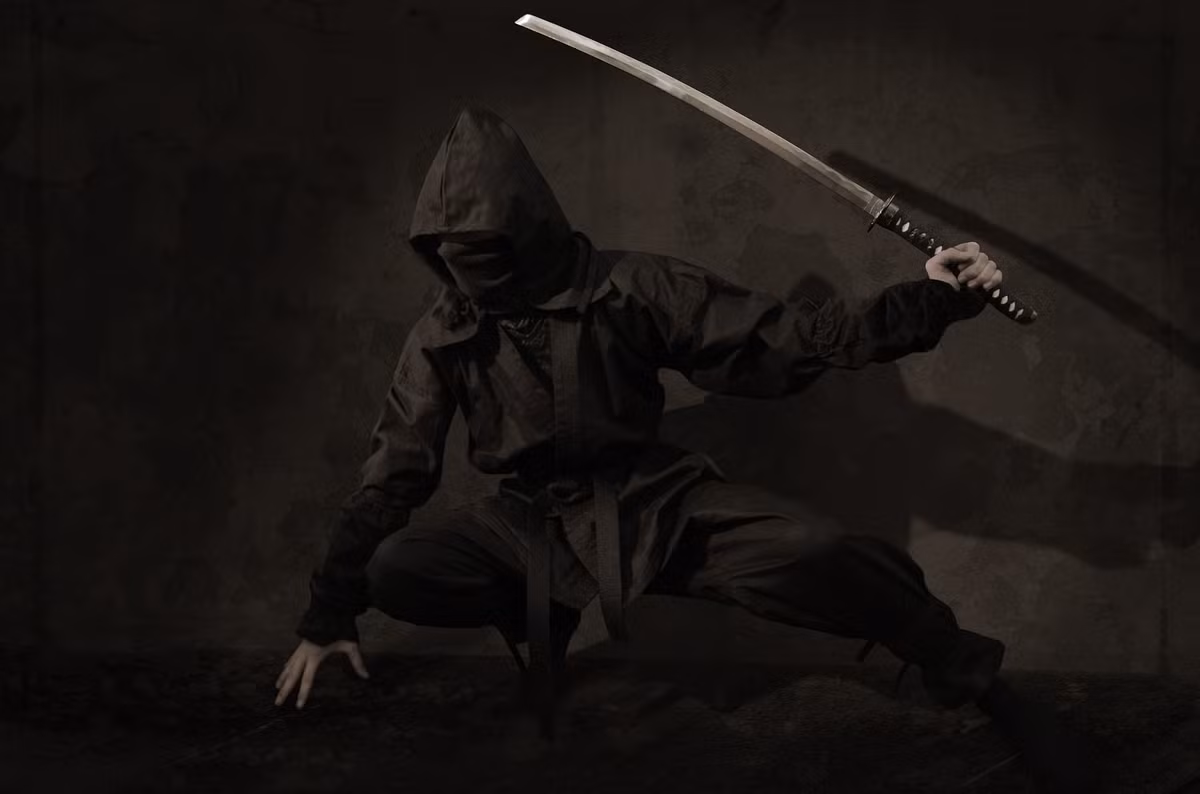 Khi làm việc dưới quyền của samurai Tokugawa Ieyasu, Hanzo nức danh với biệt hiệu “Bóng ma” hay “Ác quỷ” do sự xuất quỷ nhập thần và hành động quyết đoán, đôi lúc tàn ác với kẻ thù.