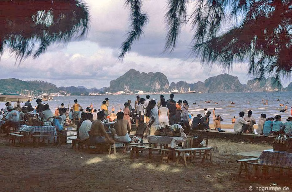 Khung cảnh nhộn nhịp tại bãi tắm chính ở Bãi Cháy, 1993.