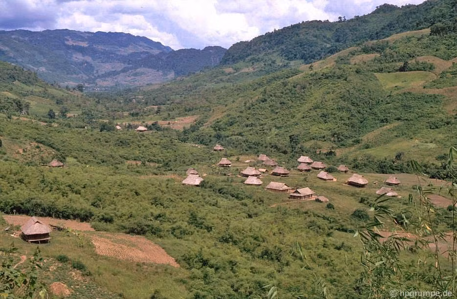 Một bản làng nằm trong thung lũng.