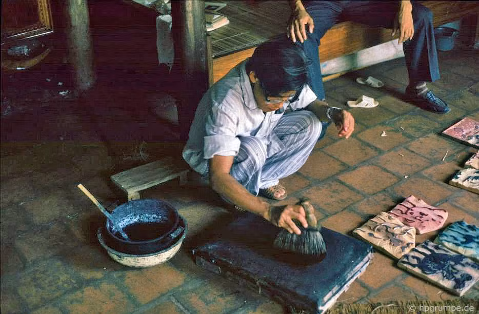 Nghệ nhân Nguyễn Đăng Chế tại xưởng tranh. "Vào năm 1992, chỉ còn lại hai gia đình để làm nghề này, và Đông Hồ là làng duy nhất còn làm tranh Tết", nhiếp ảnh gia Hans-Peter Grumpe cho hay.