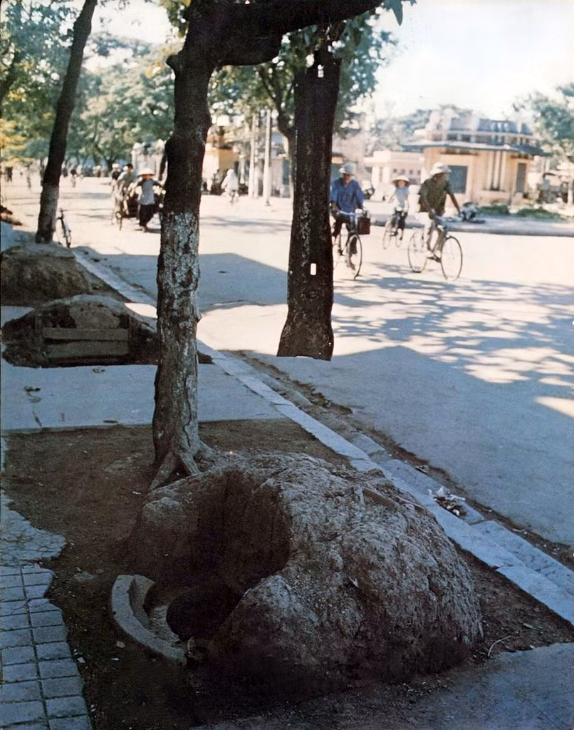 Hố tránh bom trên hè phố Hải Phòng năm 1972.