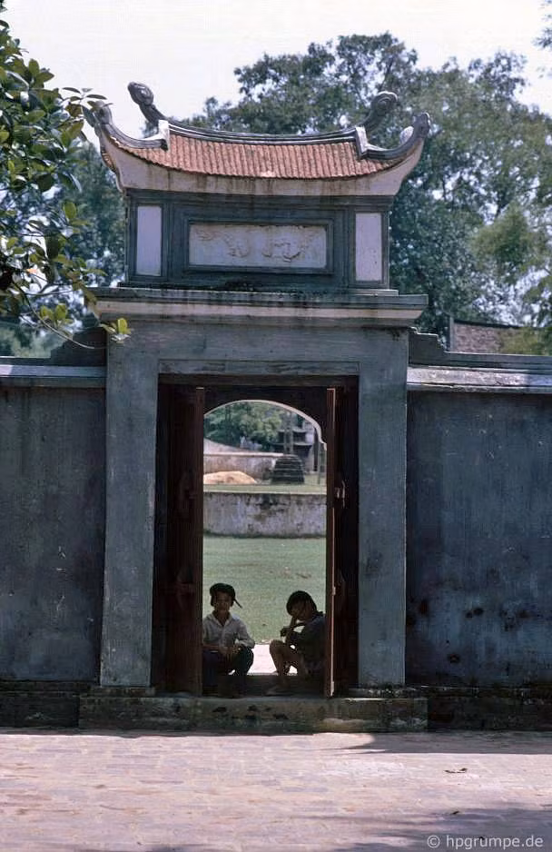 Một cánh cổng của đình Ngự Triều Di Quy hay đình Cổ Loa. Ttương truyền ngôi đình được dựng ở nơi vua thượng triều tại kinh đô Cổ Loa.