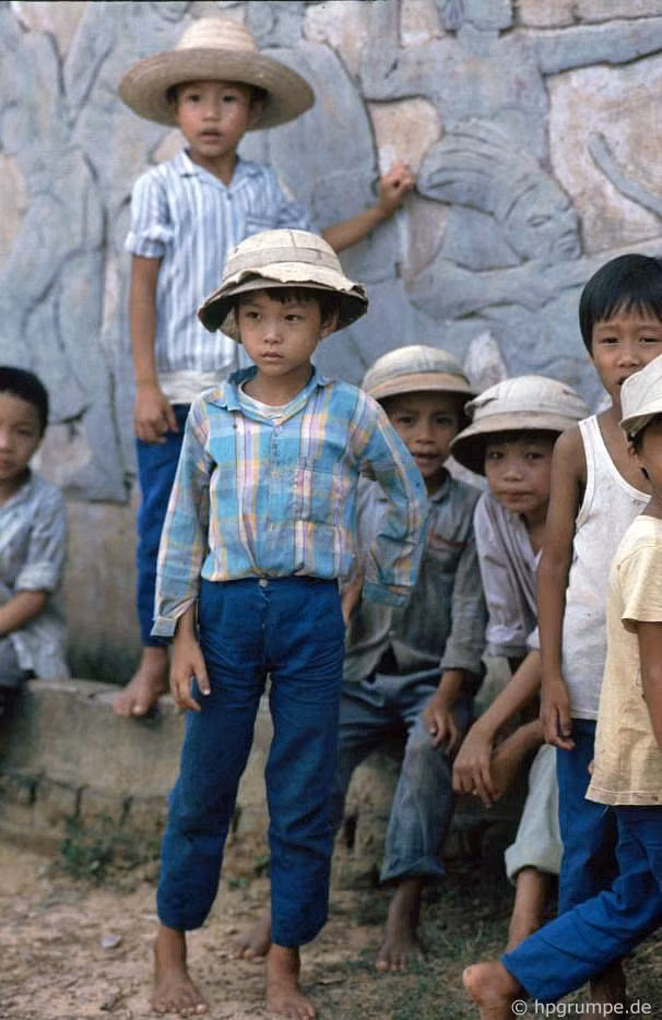Một nhóm trẻ em ở Cổ Loa.