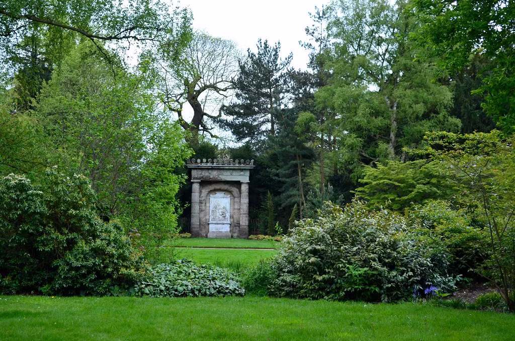 Một cách lý giải thông dụng là mật mã Shugborough gồm các chữ bắt đầu của mỗi từ trong một cụm từ Latinh mang nội dung trích từ Kinh Thánh hoặc có liên quan đến Thiên Chúa giáo.