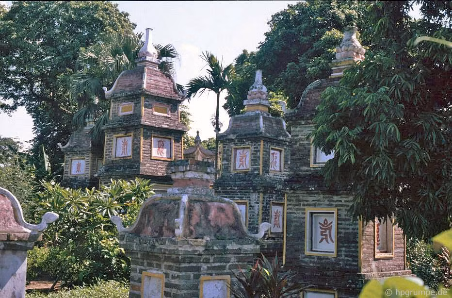 Những tòa tháp cổ kính trong khu vườn tháp.