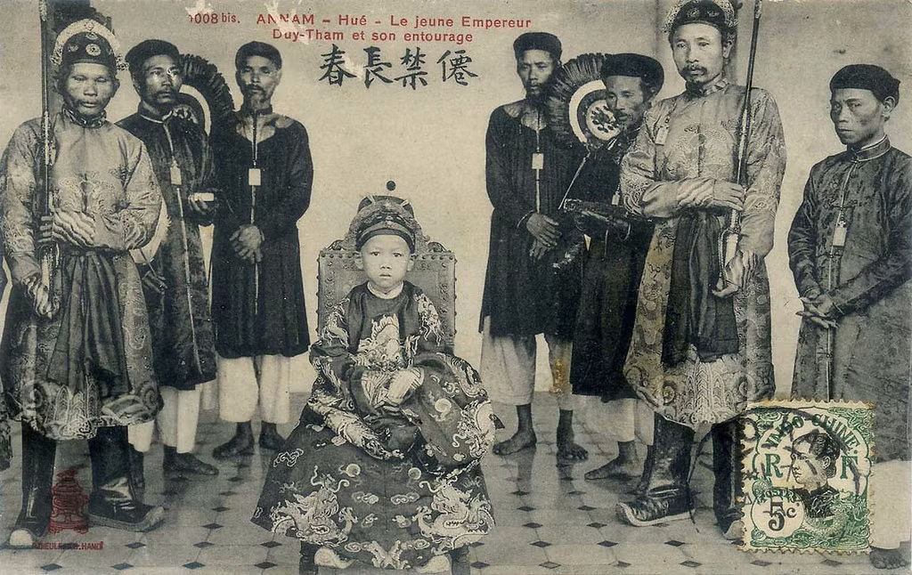 Vua Duy Tân và các cận thần.