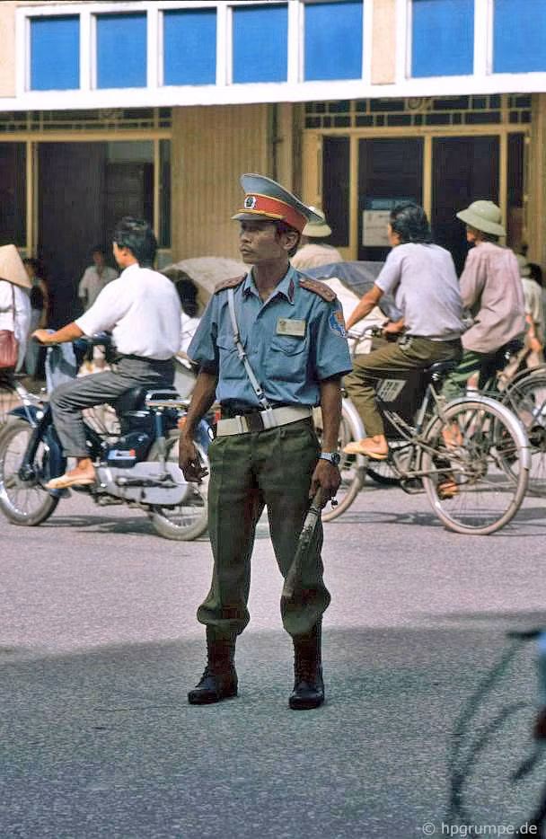 Người cảnh sát giao thông làm nhiệm vụ trên đường phố, 1991.