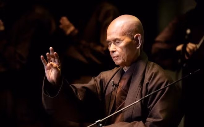 9. “Thấu hiểu nỗi đau của người khác là món quà to lớn nhất mà bạn có thể trao tặng họ. Thấu hiểu là tên gọi khác của yêu thương. Nếu bạn không thể thấu hiểu, thì bạn chẳng thể yêu thương”.