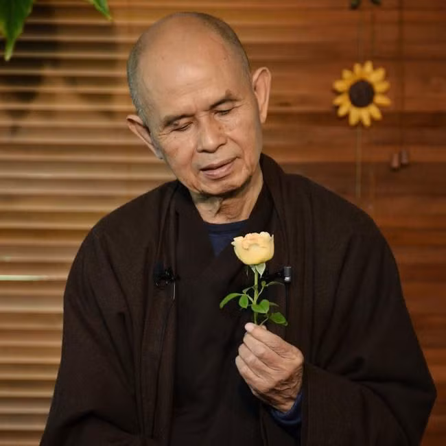 12. “Đôi khi niềm vui mang tới nụ cười. Nhưng cũng đôi khi, chính nụ cười mang tới niềm vui”.