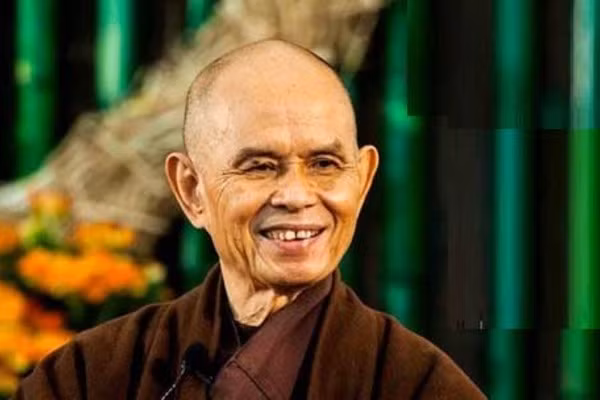 3. Theo sư ông Làng Mai, "Giác ngộ luôn luôn hiện hữu. Sự giác ngộ nhỏ bé sẽ mang tới giác ngộ lớn lao. Nếu bạn hít thở và nhận ra rằng mình vẫn đang sống, đó là lúc bạn chạm tay vào điều kỳ diệu của việc được sống. Đó cũng là một loại giác ngộ".