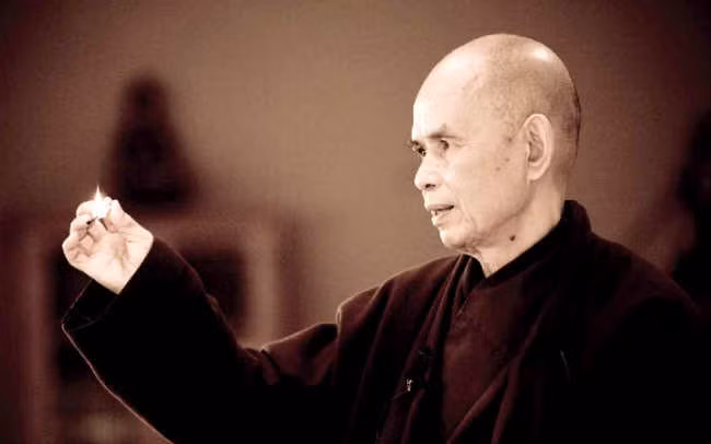 Dưới đây là 20 câu nói để đời của Thiền sư Thích Nhất Hạnh khiến bạn có cái nhìn lạc quan, tích cực hơn trong cuộc sống, thôi thúc bạn sống sao cho có ích và hạnh phúc hơn. 1. "Không ai có thể trao cho ta tự do. Ta phải tự mình nuôi dưỡng nó. Đó là một công việc hàng ngày".
