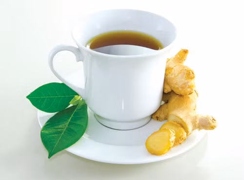 Nước gừng mật ong. Hòa 1 muỗng mật ong, 1 miếng gừng đập dập vào 200ml nước nóng là bạn đã có một ly nước ấm áp khi trời lạnh và thật kì diệu nó còn trợ giúp bạn giảm cân hữu hiệu.