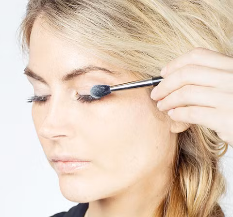 Để hàng mi trông dày hơn, hãy phủ một lớp phấn bột trước khi chuốt mascara.