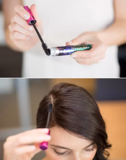 Nếu chân tóc của bạn bị lộ màu đen, hãy dùng mascara màu nâu nhuộm tóc tạm thời như hình ảnh nhé.