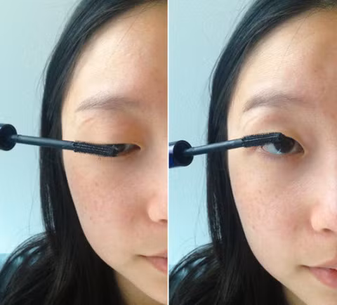 Nếu bạn có hàng mi thưa và ngắn, đừng lo, hãy chuốt mascara cả mặt trên và dưới mi để tạo độ dày và dài hơn.