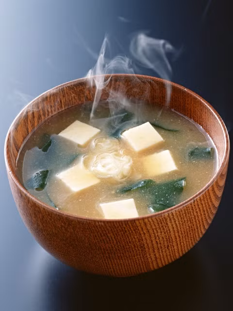 Trong bát canh đậu nành còn hàm chứa vitamine E, canxi và các khoáng chất. Đó là bí quyết để giữ gìn thể hình của người con gái Nhật Bản, giữ cho da luôn mịn màng, không xuống sắc dù trọng lượng giảm.